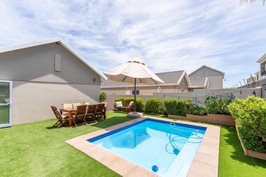 5 Bedroom Property for Sale in Plattekloof Western Cape